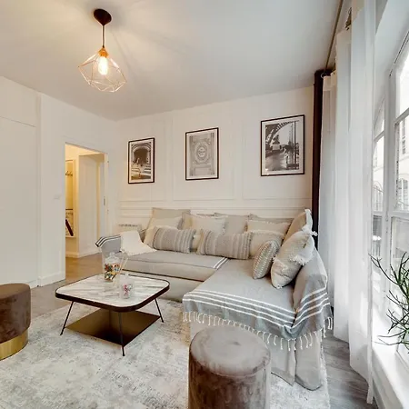 Stunning Historical Parisian Flat - Louvre Area Apartment